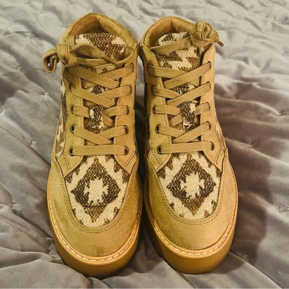 ZODIAC Siona Faux Suede Platform Booties Southwestern Print Elmwood Tan 7.5 NEW - Picture 3 of 10